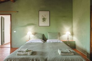 7 dormitoris, planxa i posts de planxar i un bressol de viatge 