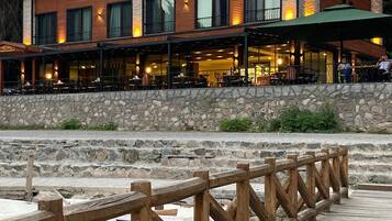 المنشأة من الخارج