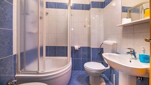 Bidet, towels