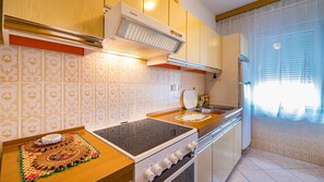 Fridge, oven, cookware/dishes/utensils, dining tables - Anica  A4 -  Apartment with two bedrooms (Baška)