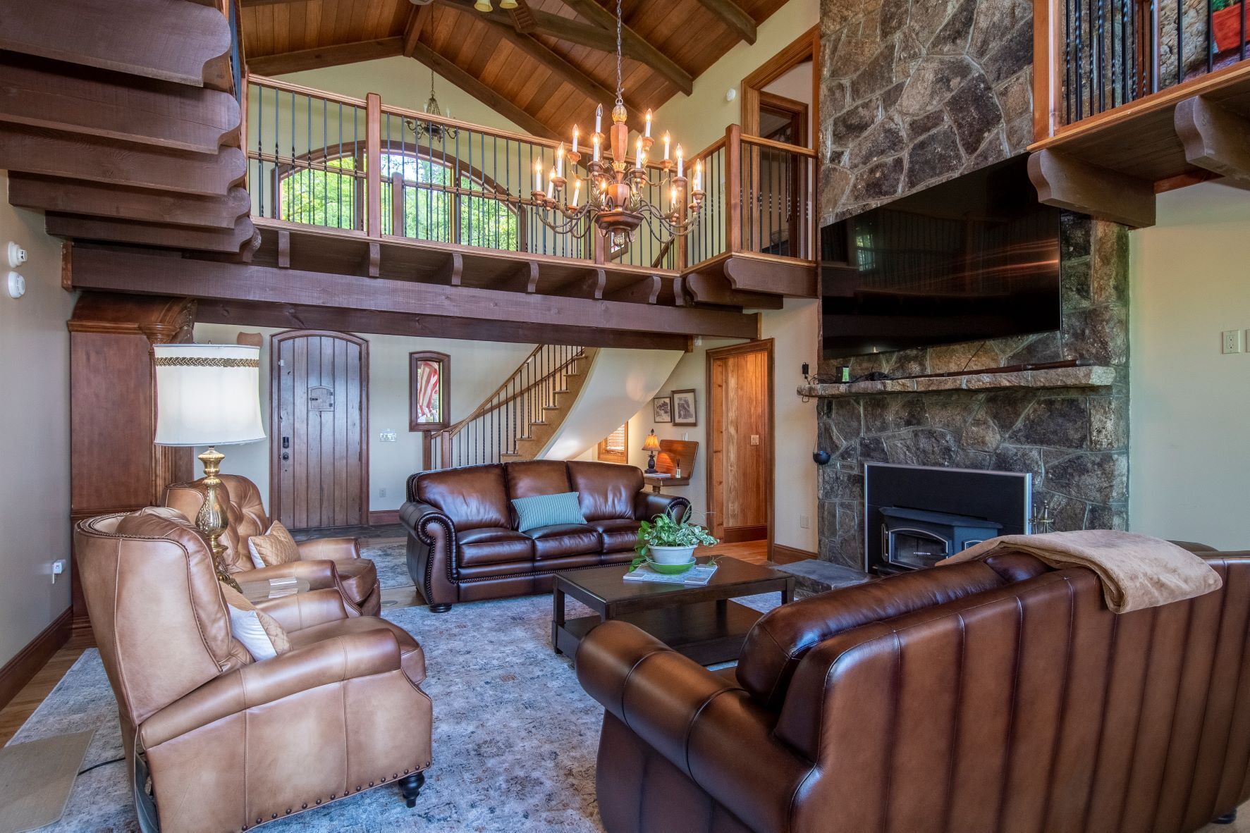 Valentine Manor with 3 states views only 5 minutes to town!