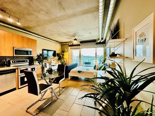 Cozy Condo Amazing Balcony & Rooftop Views
 - Family Friendly