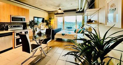Cozy Condo Amazing Balcony & Rooftop Views
- Family Friendly
