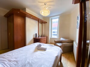 5 bedrooms, desk, iron/ironing board, travel crib