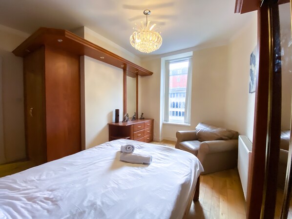 5 bedrooms, desk, iron/ironing board, travel cot