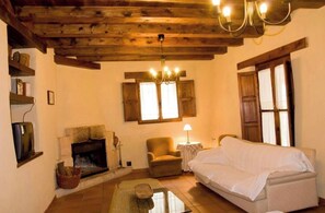 Una televisión, una chimenea, videojuegos