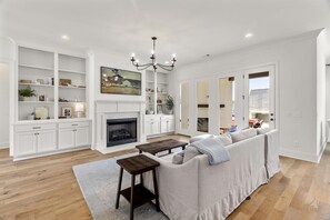 TV connectée, cheminée, jouets, livres