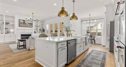 The Hydrangea Game Day House with 65” Smart Tv King Suite Peloton Chefs Kitchen