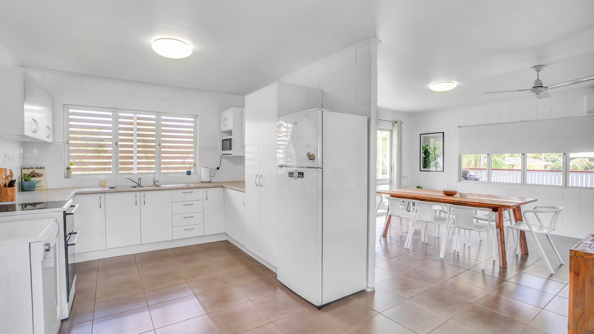 13 Indigo Avenue - 'Indigo Sands' - Rainbow Beach. Beds made for arrival. Close to beach — image 8