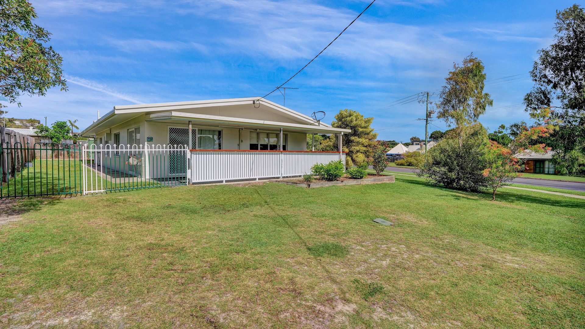 13 Indigo Avenue - 'Indigo Sands' - Rainbow Beach. Beds made for arrival. Close to beach — image 5