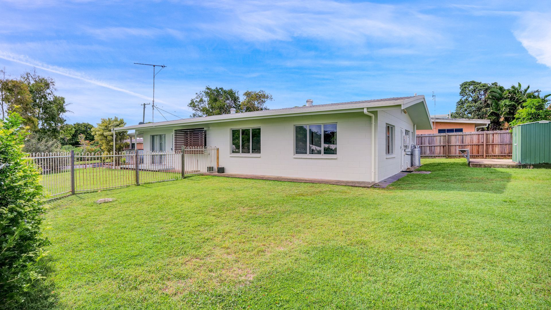 13 Indigo Avenue - 'Indigo Sands' - Rainbow Beach. Beds made for arrival. Close to beach — image 4