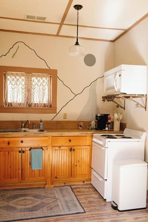 Réfrigérateur, micro-ondes, four, plaque de cuisson