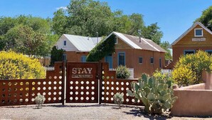 Un bâtiment rustique sur lequel on peut lire l’inscription suivante : « RESTEZ SUR OLD TOWN ROAD ».