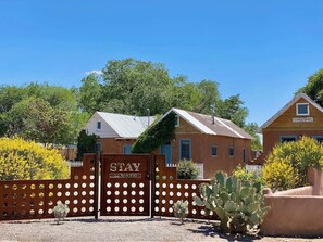 Exterior - Best Location/ Walkable Neighborhood/ Gated Parking (Albuquerque)