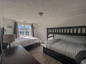 3 bedrooms, desk, iron/ironing board, free WiFi - Captivating Warwick Family Home (West Warwick)