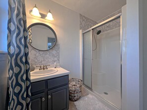 Combined shower/tub, hair dryer, towels, soap - Captivating Warwick Family Home (West Warwick)