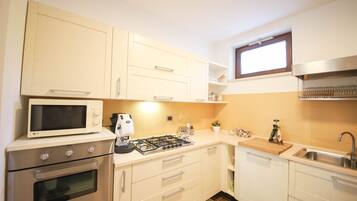 Frigorifero, forno, piano cottura, lavastoviglie