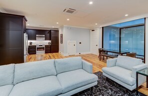 Televisión y oficina 