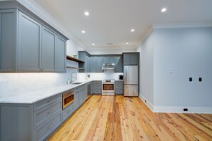 ثلاجة، ميكروويف، فرن، موقد طهي مسطح