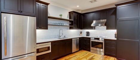 Kühlschrank, Mikrowelle, Ofen, Herdplatte