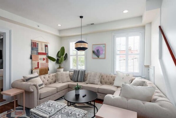 Televisión y oficina 