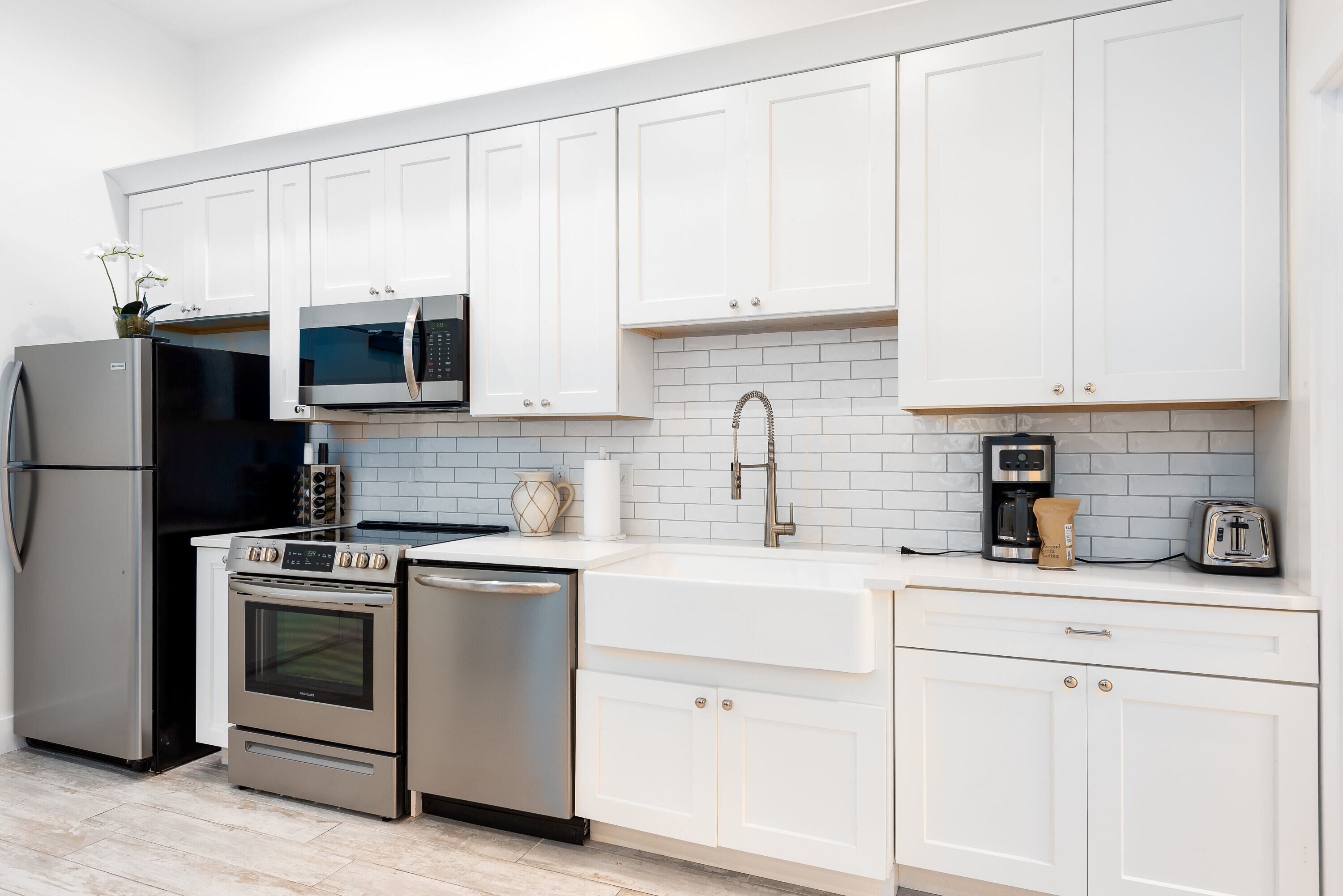 雪櫃、微波爐、焗爐、爐具