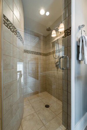 Douche, sèche-cheveux, serviettes fournies