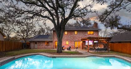 Heated Pool~HotTub~Huge Game Room~Fire Pit~Big Backyard~Alamo City Retreat