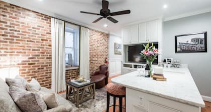 Quarters on Vendue - Two Bedroom Suite - Steps to the Market, Pineapple Fountain