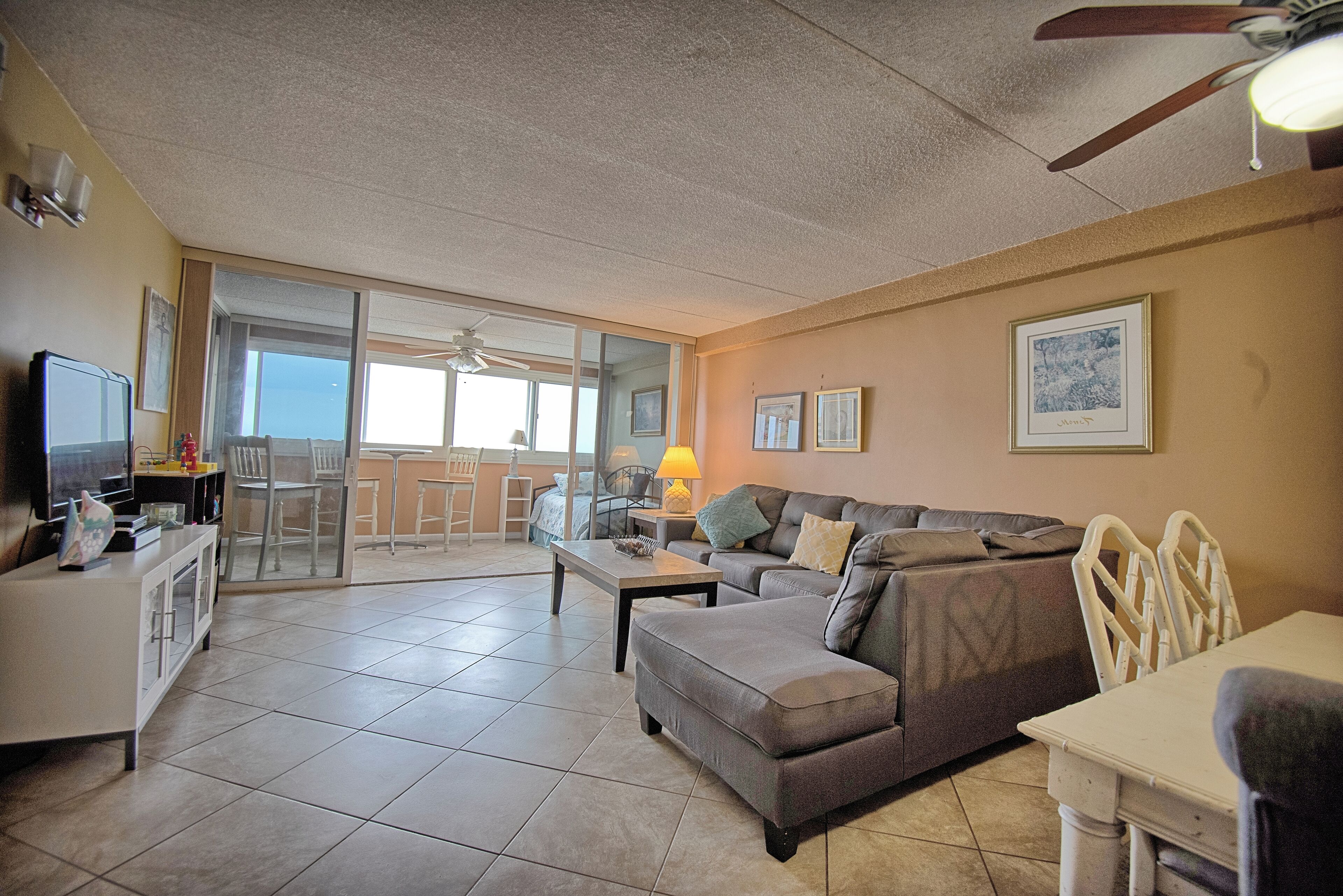 Fernseher, DVD-Player, Bücher