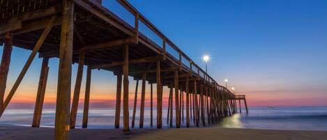 En la playa, sillas reclinables de playa