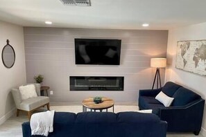 Una televisión, una chimenea