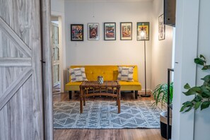 Smart-tv, pejs, bordtennisbord, bøger