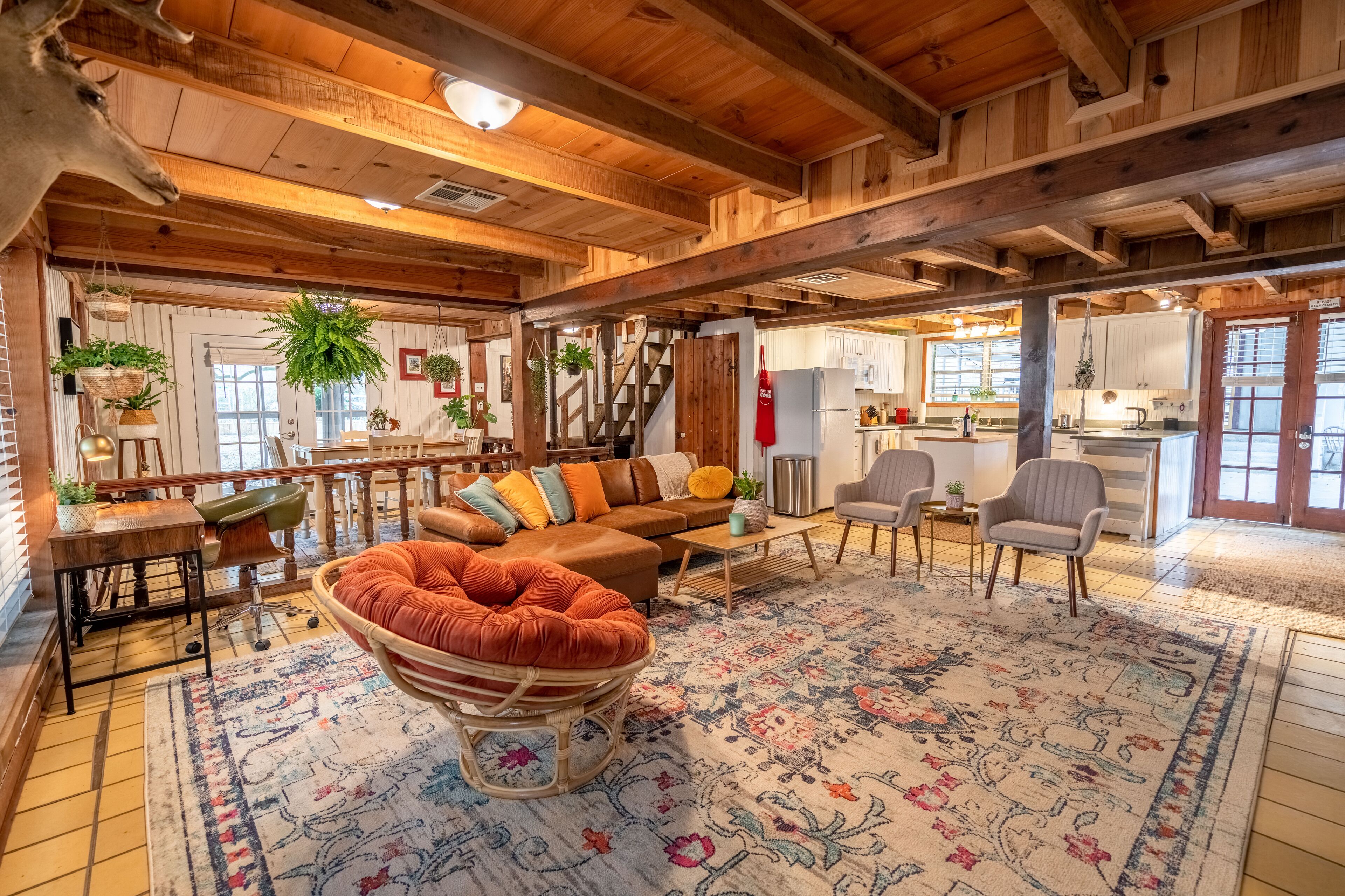 Smart TV, chimenea, mesa de ping pong, libros