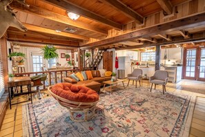 Smart-tv, pejs, bordtennisbord, bøger