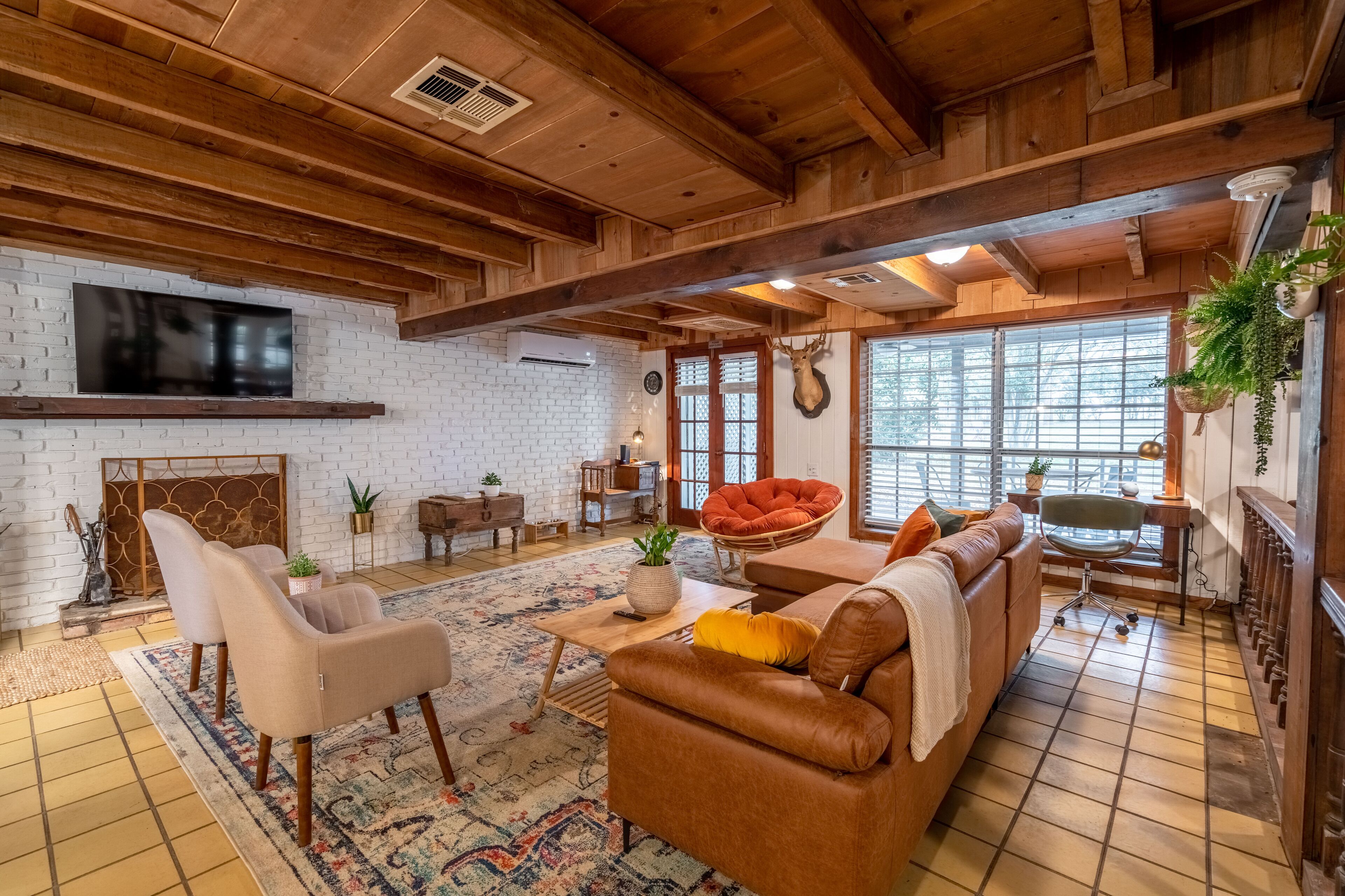 Smart TV, chimenea, tenis de mesa y libros 