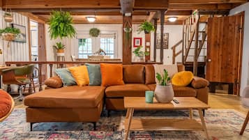 Smart TV, chimenea, tenis de mesa y libros