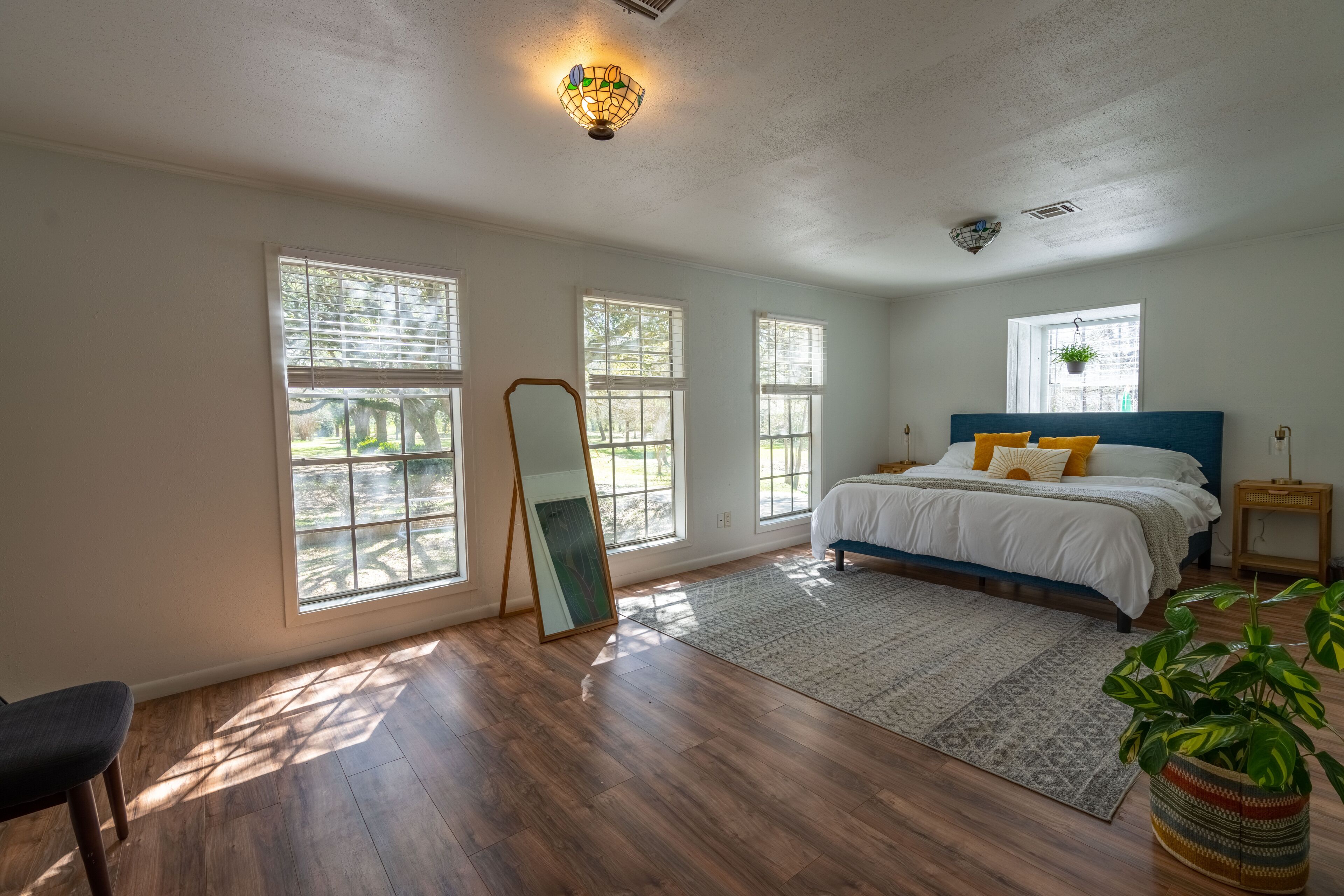 4 habitaciones, escritorio, tabla de planchar con plancha y wifi gratis 