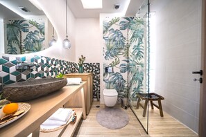 Bañera con ducha, secador de pelo, toallas, jabón
