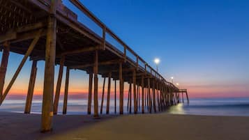 En la playa y camastros