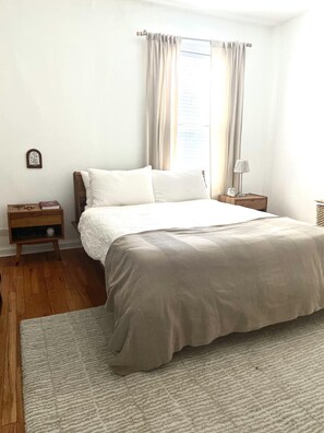 3 soverom, skrivebord, strykejern/-brett og reiseseng for barn