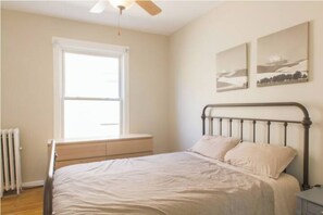 3 chambres, bureau, fer et planche à repasser, lit parapluie