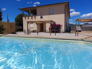 Una piscina al aire libre