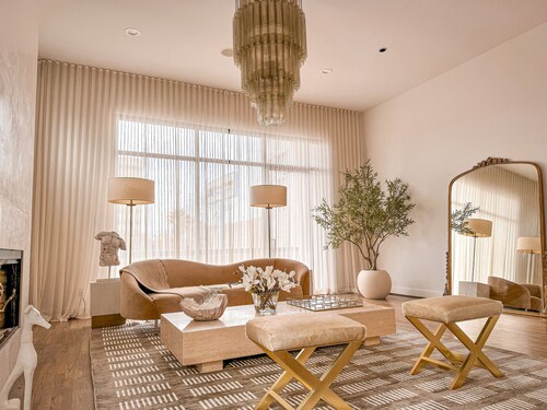 Kirby Haus · Modern Luxury · West U· RiceVillage · sleeps16 ·3900sqft ⭐️⭐️⭐️⭐️⭐️