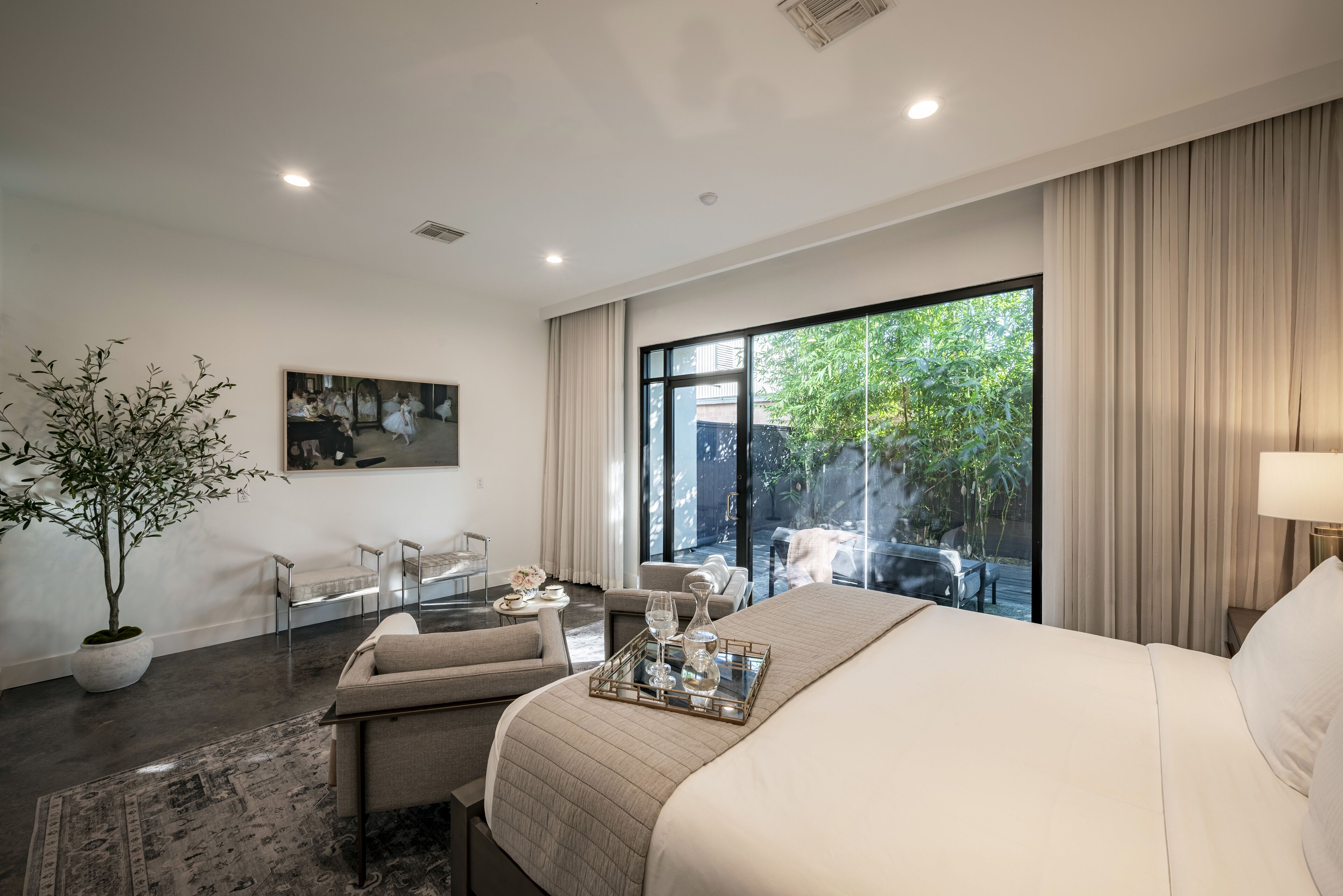 4 slaapkamers, een strijkplank/strijkijzer, reisbedje, gratis wifi