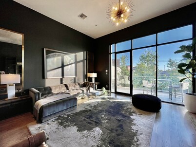 Kirby Haus · Modern Luxury · West U· RiceVillage · sleeps16 ·3900sqft