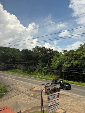 Chambre familiale, 2 chambres | Vue sur la rue
