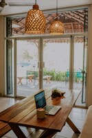 Se sirven desayunos, almuerzos, brunch y cocina latinoamericana 