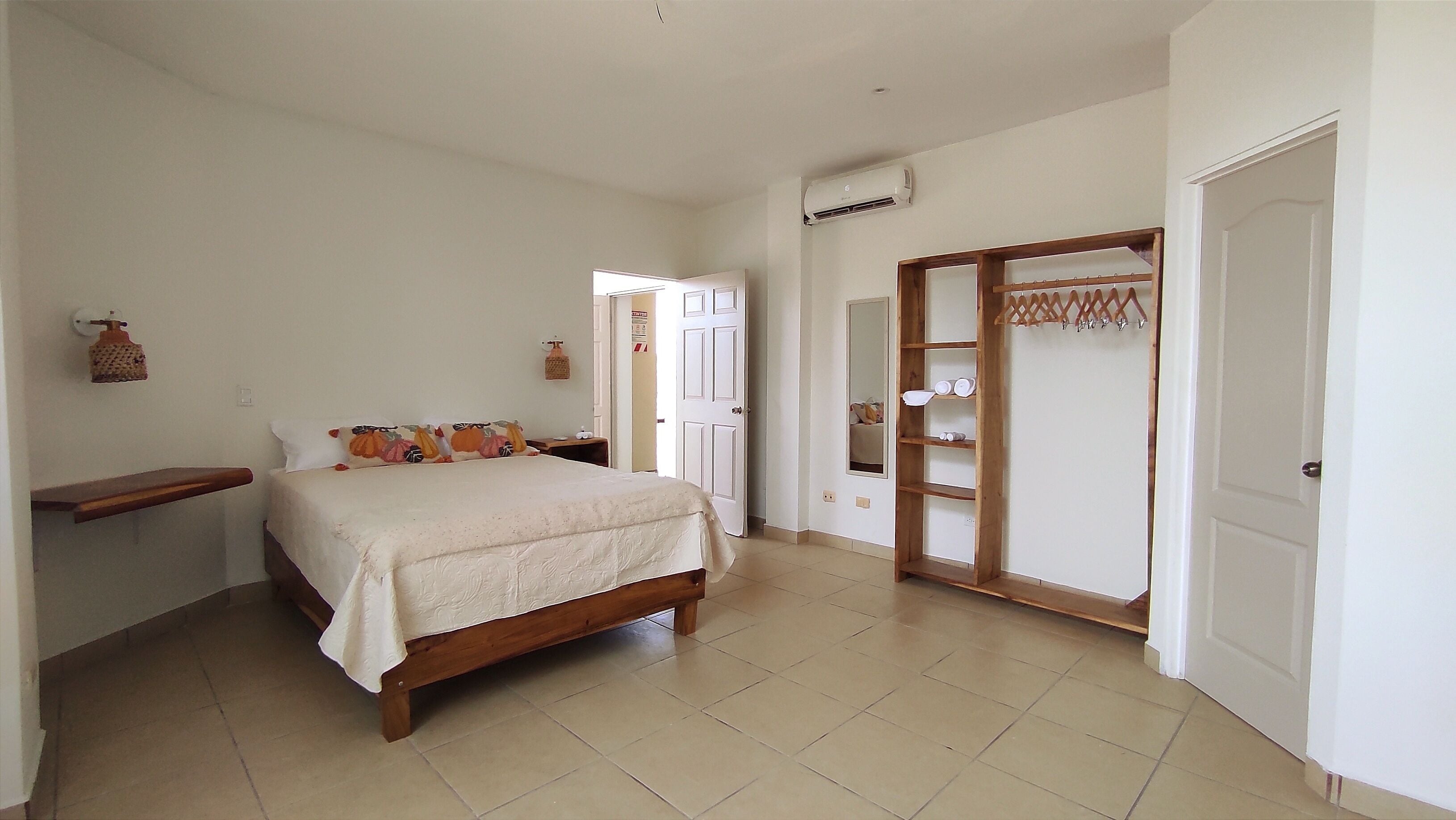 Habitación Confort, 1 cama Queen size y sofá cama | Ropa de cama hipoalergénica y camas con pillow-top 