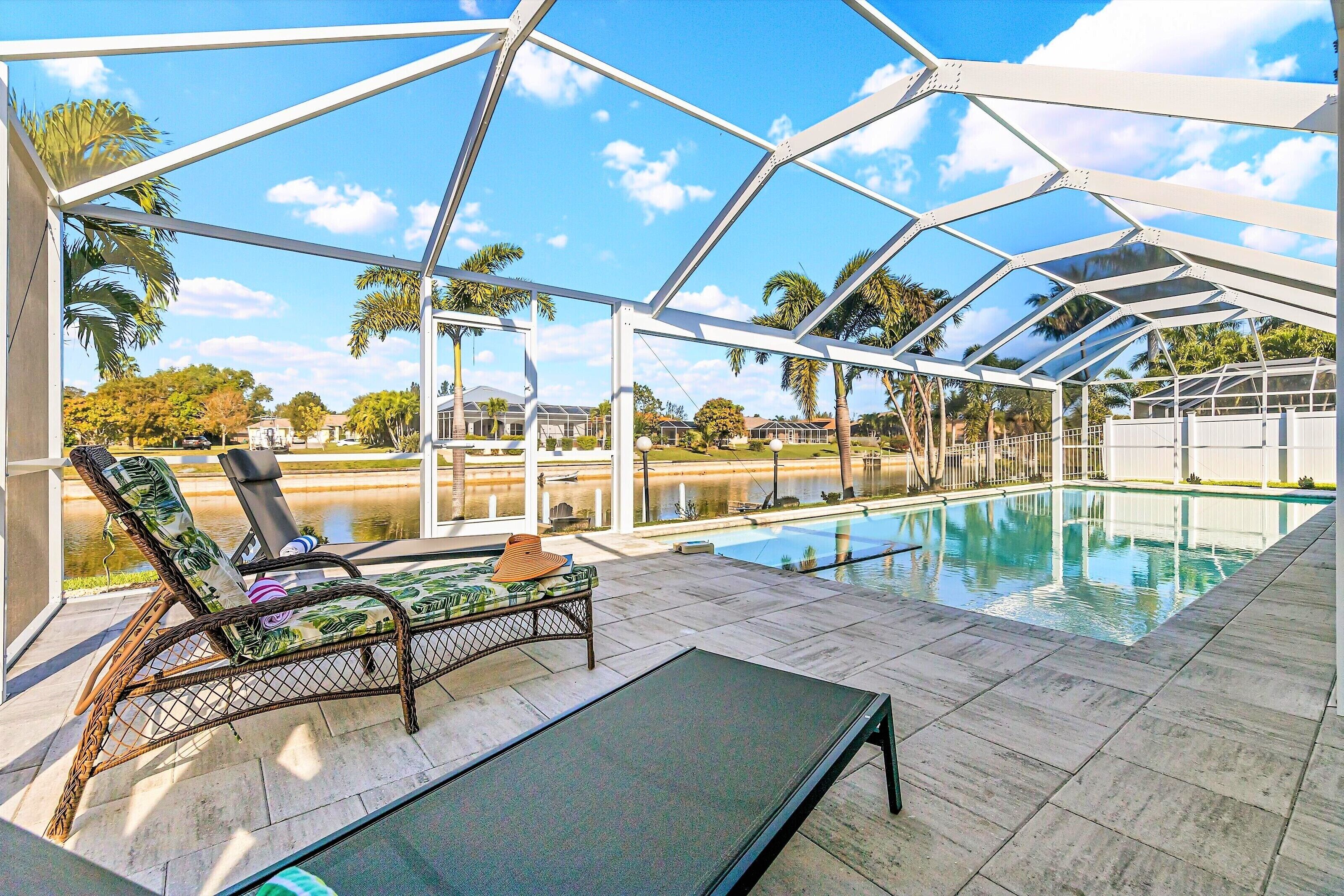 Remodeled electric-heated pool home on water with Western exposure - Villa Adele